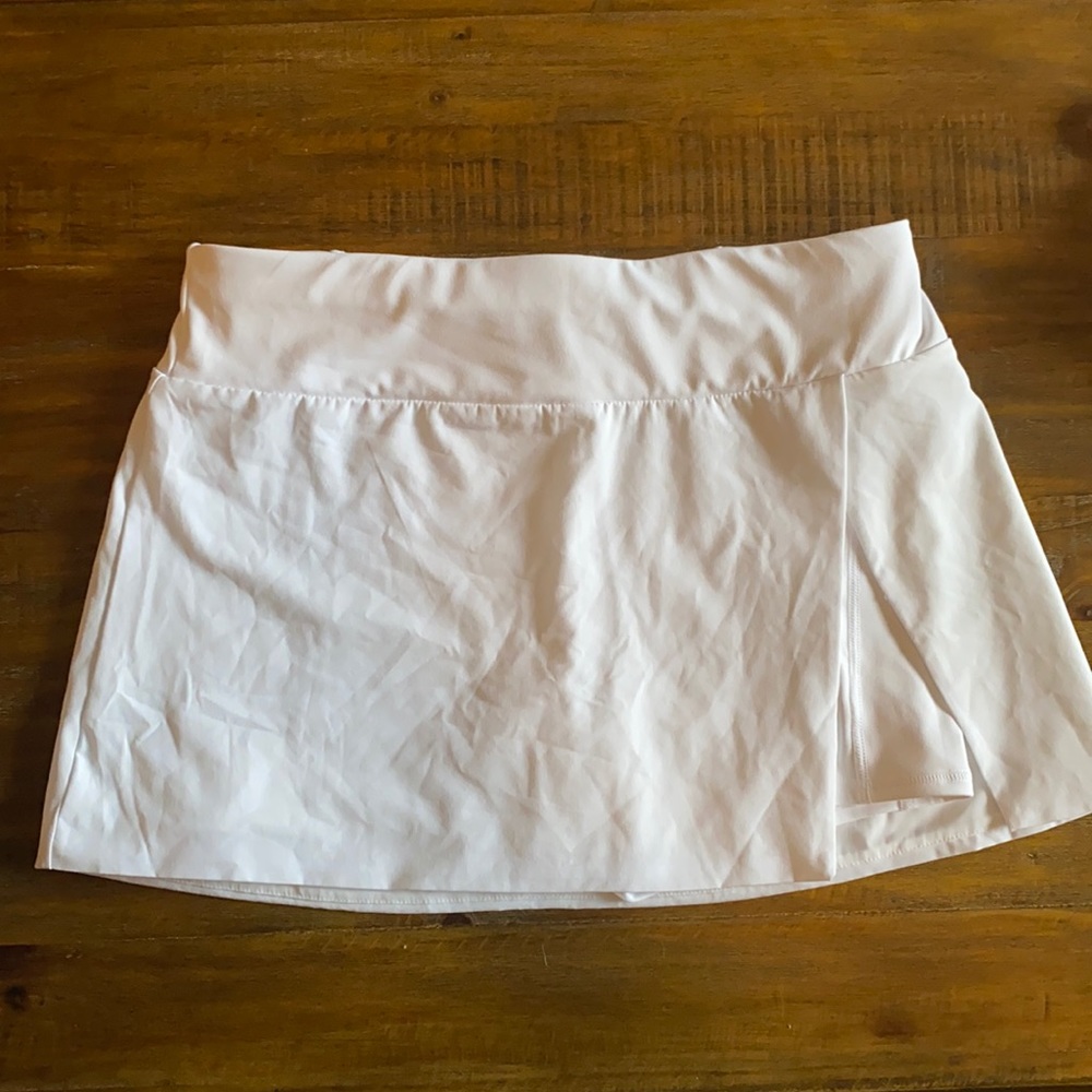 Fabletics white tennis skirt with shorts built in and pockets!